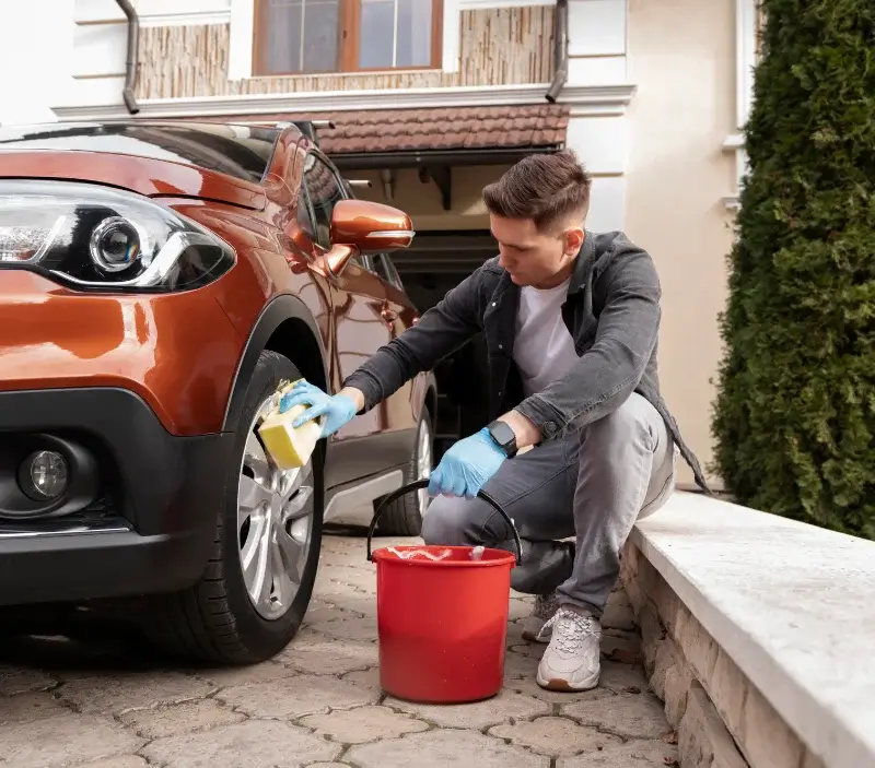 Lavage auto à domicile Fontain : professionnel intervenant sur un véhicule